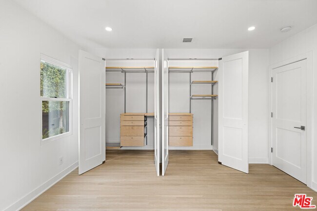 Building Photo - 435 Westmount Dr