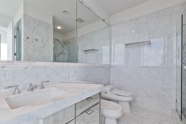 Building Photo - 17475 Collins Ave