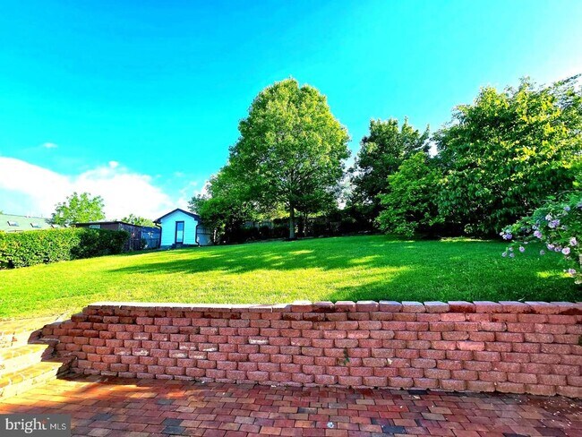 Building Photo - 6065 Munson Hill Rd