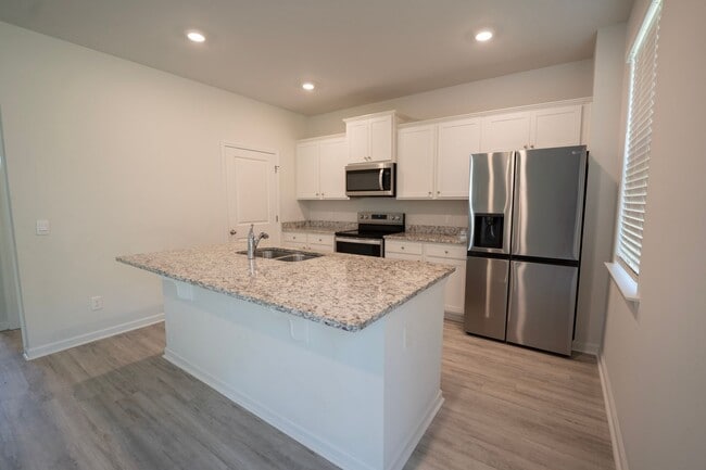 Building Photo - AVAILABLE NOW!