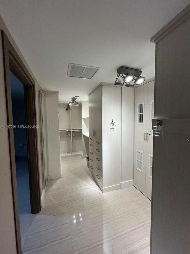 Building Photo - 200 Biscayne Blvd Way