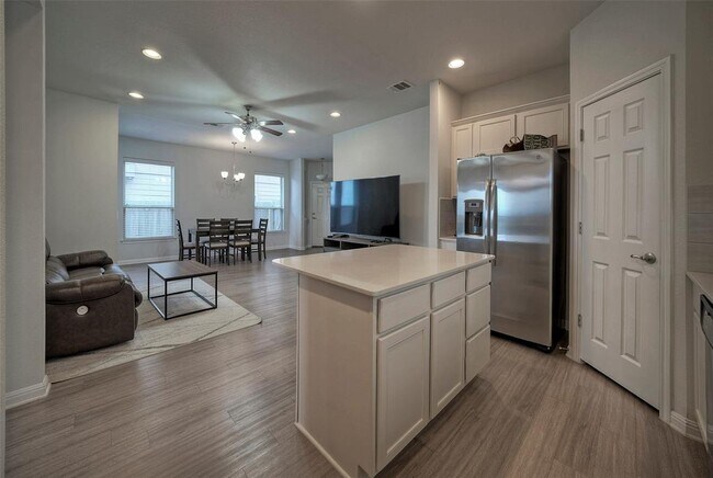 Building Photo - 913 Fortrose Ter