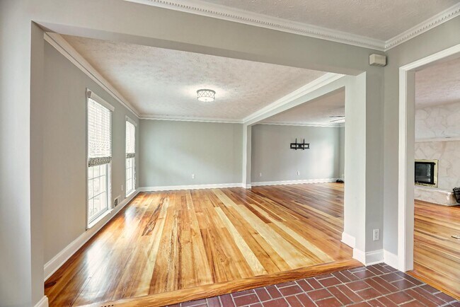 Building Photo - 4843 McPherson Dr NE