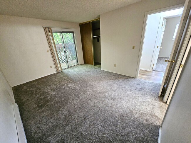 Building Photo - Updated 3 Bedroom, 1 Bath Apt in 4-Plex - ...