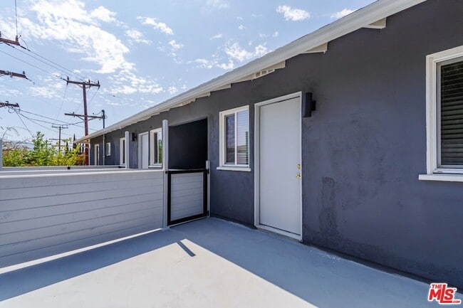 Building Photo - 1812 W Glenoaks Blvd