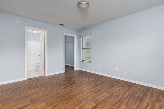 Building Photo - Charming 2 bedroom, 2 bathroom home locate...