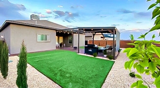 Building Photo - Charming 3 Bedroom 2 Bath Home