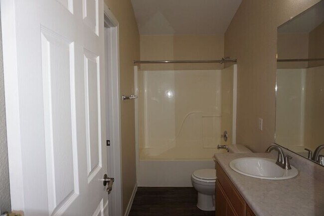 Building Photo - Popular Location, 3Bdm 2Ba Home