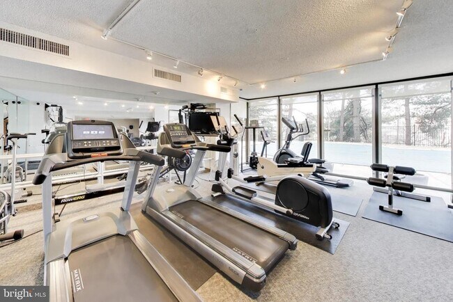 Building Photo - 1101 S Arlington Ridge Rd