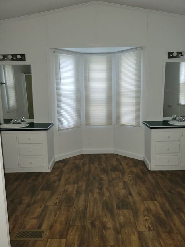 Building Photo - Ready to Move in!