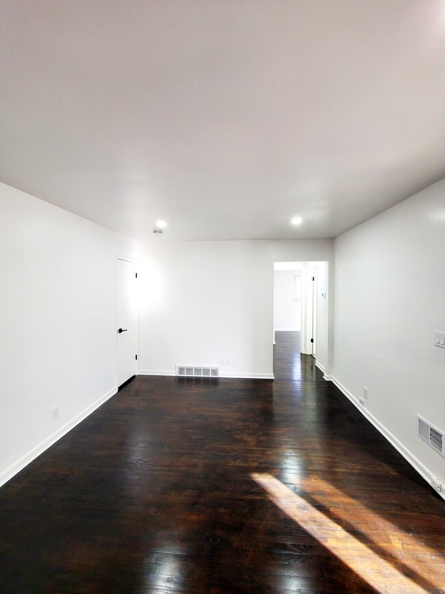Primary Photo - 2209 E Park Pl