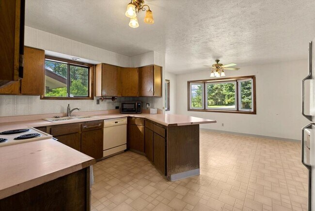 Building Photo - Incredible piece of Montana Paradise