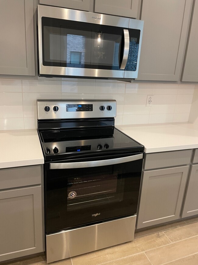 Building Photo - 901 S Smith Rd