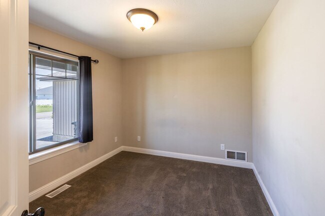 Building Photo - BEAUTIFUL 5 BED 3 BATH HOME IN FIRTH