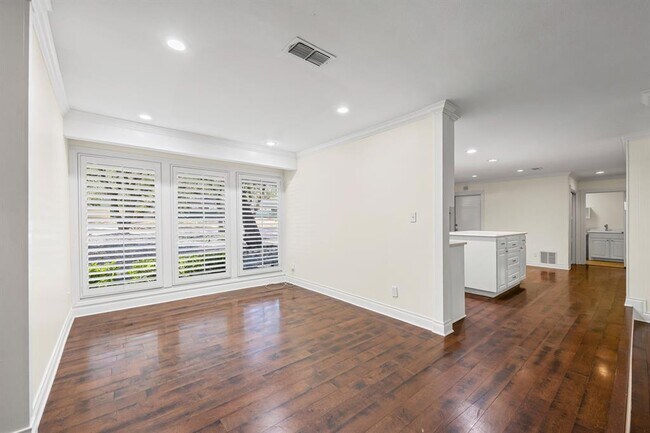 Building Photo - 7103 Mesa Dr