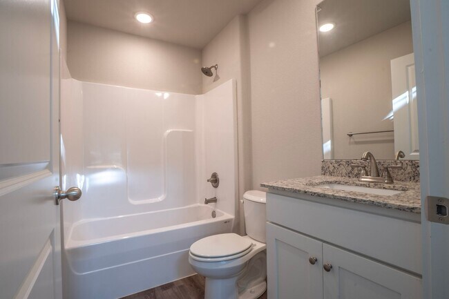 Building Photo - 2 Bedroom 2 Bath home located in Fayetteville!