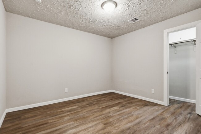 Building Photo - 4767 Beechaven St
