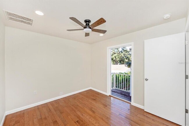 Building Photo - 907 Riviera St