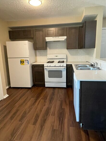 Building Photo - 400 Algerita Dr