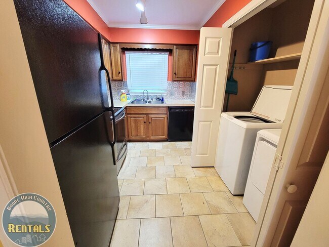 Building Photo - 1254 Camelot Ct
