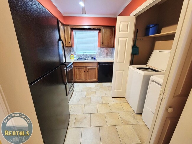 Building Photo - Charming 2BR/1.5BA Townhome Near the Green...
