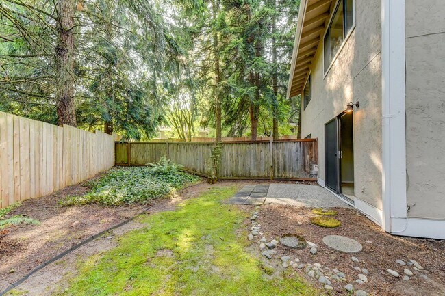 Building Photo - Renovated Townhome