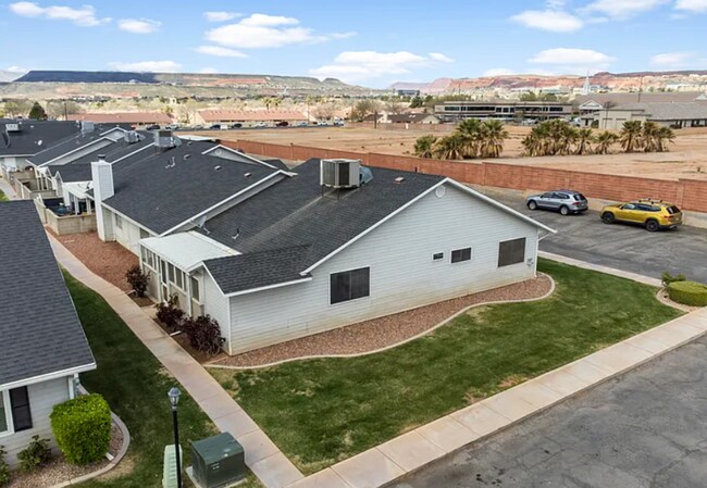 Building Photo - Charming 3 Townhome Close to Shopping