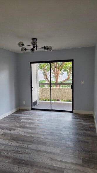 Dining Room - 21620 Burbank Blvd