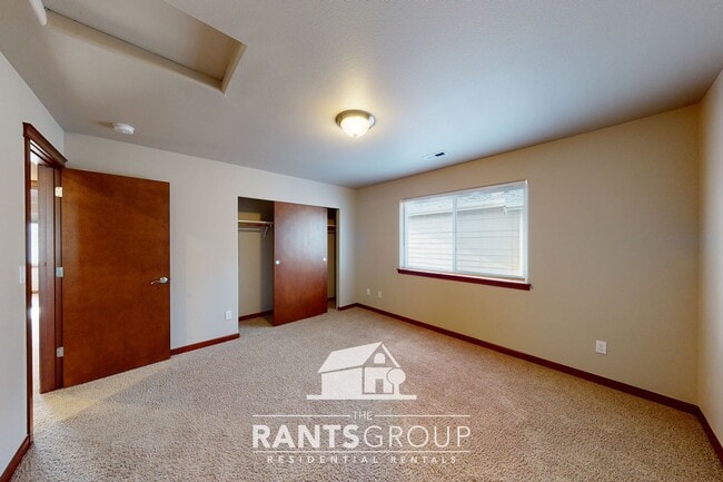 Building Photo - Move in Ready! Beautiful home in Puyallup! Easy Commute to JBLM!