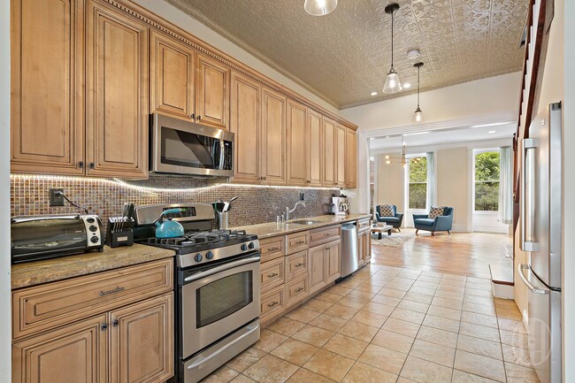 Building Photo - 31 W 84th St