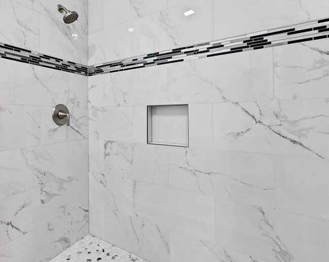Building Photo - Modern 2 Bed, 2 Bath Bay Park Gem with Exp...