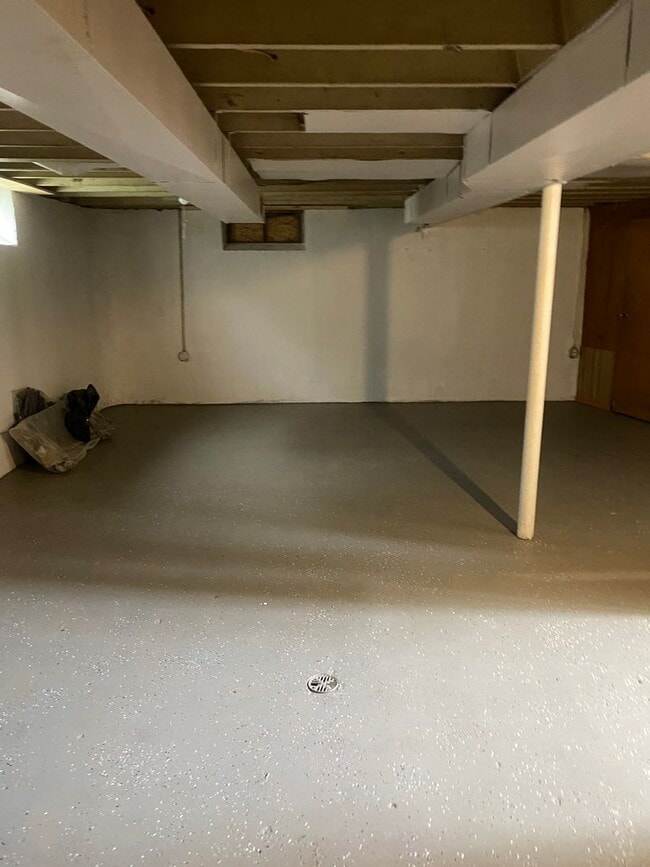 Building Photo - Freshly painted 3 bedroom, 1 1/2bath ranch...