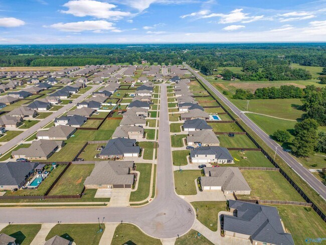 Building Photo - 17050 Stonegate Dr