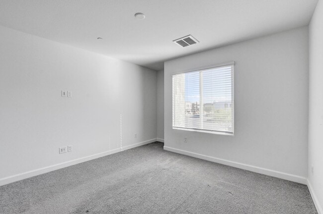 Building Photo - Like New Townhome at Falcon Ridge