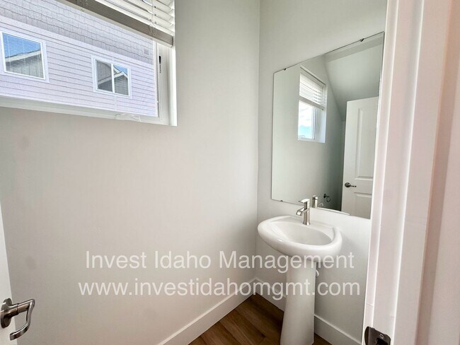 Building Photo - Spacious Luxury Townhome Designed for Modern Living