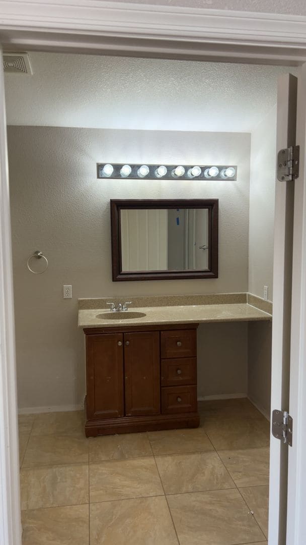 Building Photo - Great 4Bdm 2Ba Home, in a well desired loc...