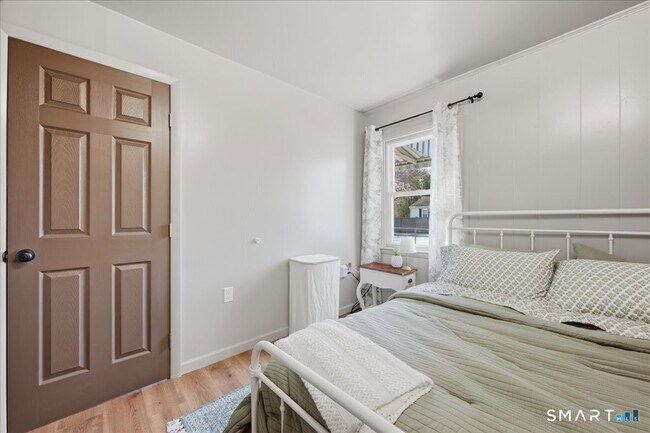 Building Photo - 106 Midway Oval