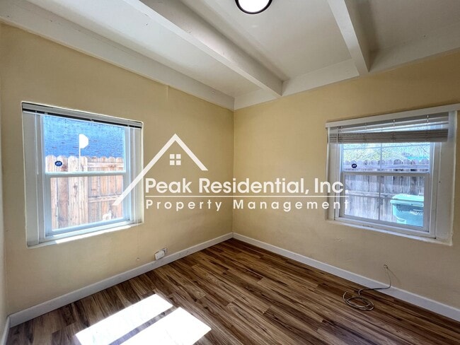 Building Photo - Charming 2bd/1ba Duplex- 5 Minutes From UC...