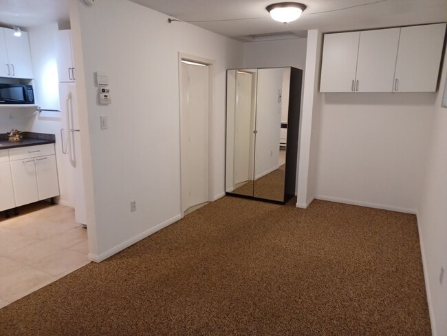Living area with large mirrored closet - 7649 Beckett St