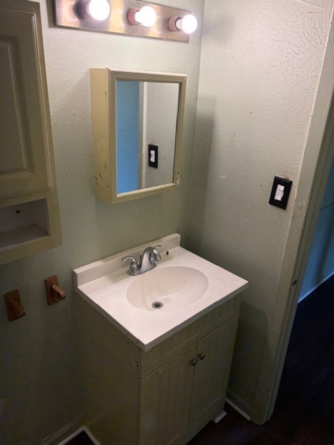 Building Photo - Large 4 bed home with 2 Car Garage