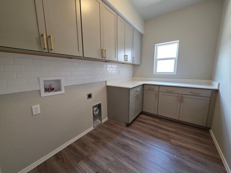Building Photo - 10258 Sharon Springs Dr