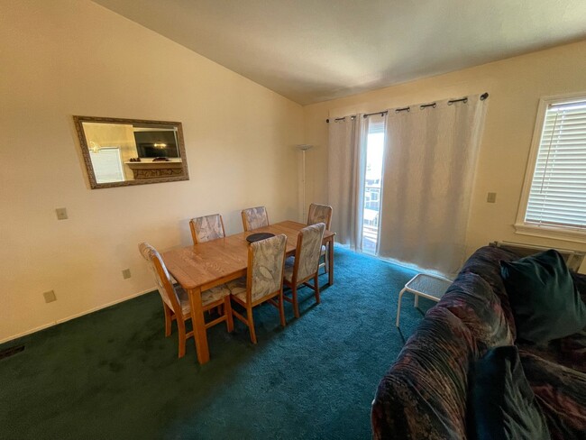 Building Photo - Beautiful townhome available now!
