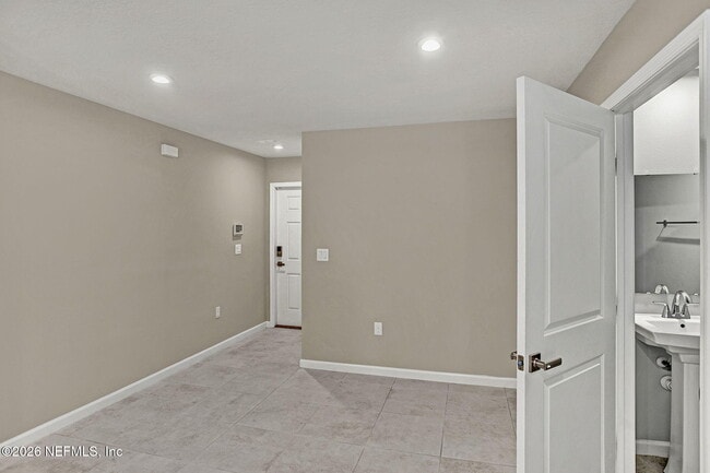 Building Photo - 1640 Kinsman Ave