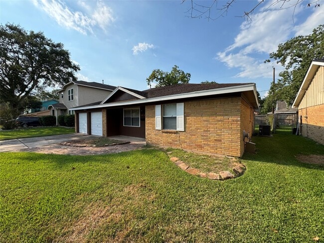 Building Photo - 1812 Dolphin Dr