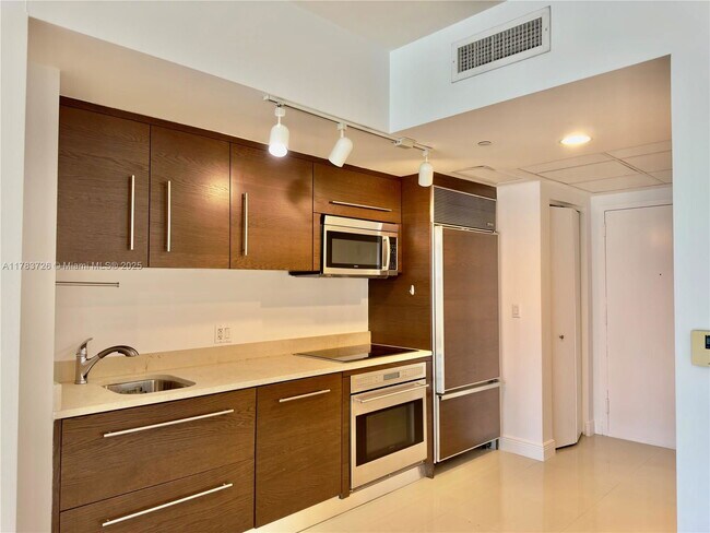 Building Photo - 475 Brickell Ave