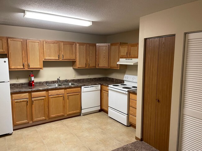 Building Photo - Furnished 4-Bedroom, 2-Bath Condo on Campus