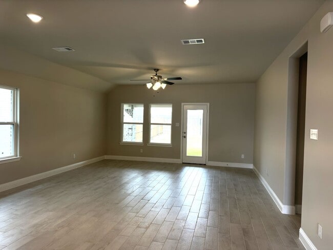 Building Photo - LAGOON Community, like new house.