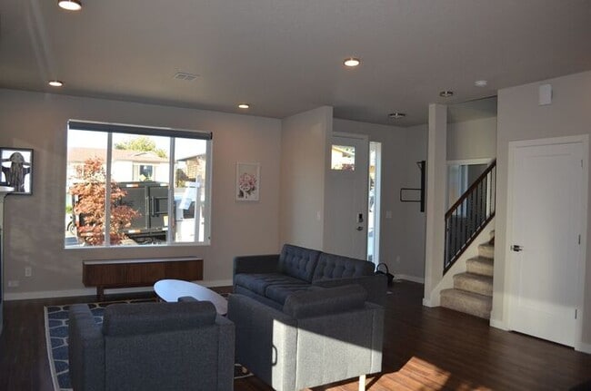Building Photo - Spacious Master Bedroom for Rent in Modern...