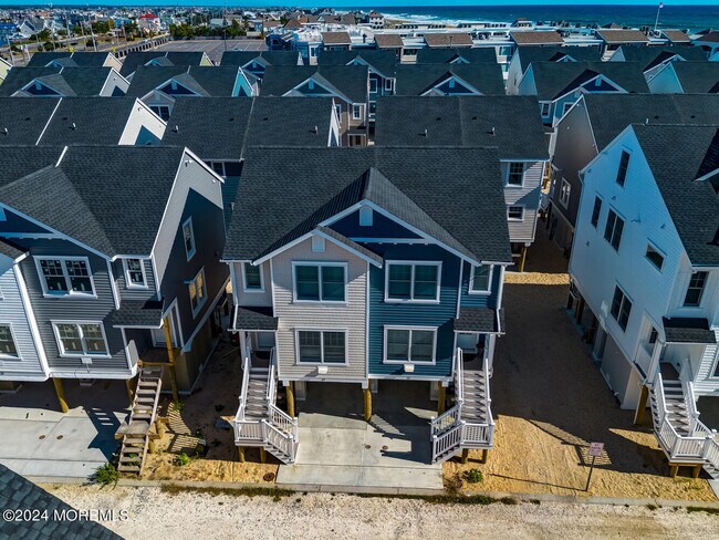 Building Photo - 19 Cummins St