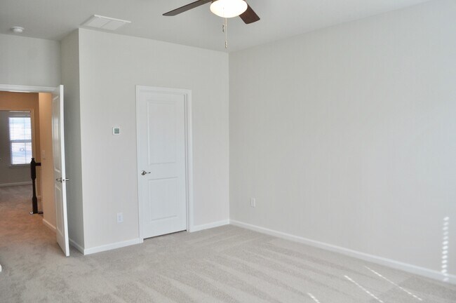 Building Photo - Beaver Creek Commons 3 Bed | 3.5 Bath Town...